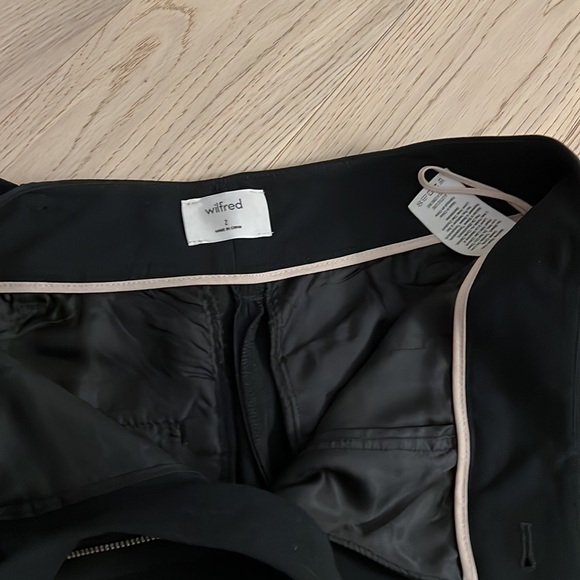 Trouser style pant with belt. Cropped and wide leg. High waist. - Picture 2 of 3